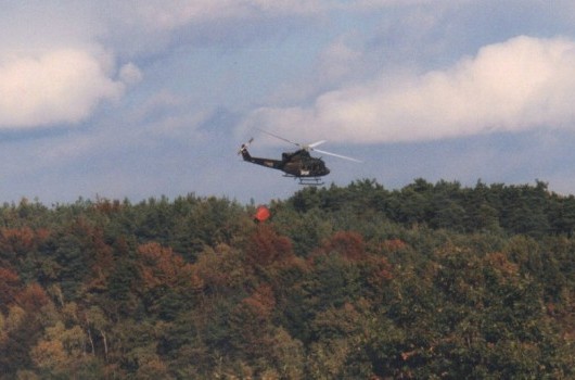 Prikaz gašenja gozdnega požara, helikopter slovenske vojske v Sotini
