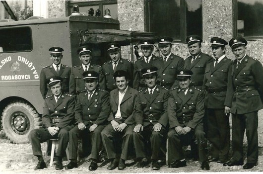 Desetina PGD Rogašovci leta 1975 z svojim prvim vozilom Dodge